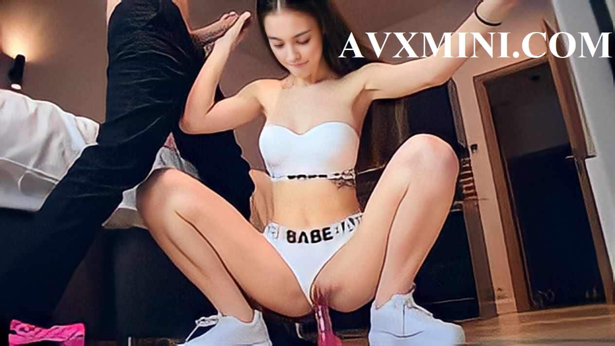 หนังโป๊ฝรั่ง Young beauty in glasses fucked นัดเดทจนได้เย็ด 1