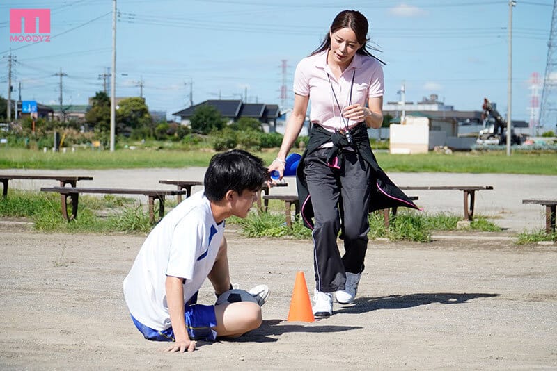 หนังเอวี ครูสาวหุ่นเด็ดโดนนักกีฬารุมเย็ดในเทรนนิ่งแคมป์ MIAB-117 1